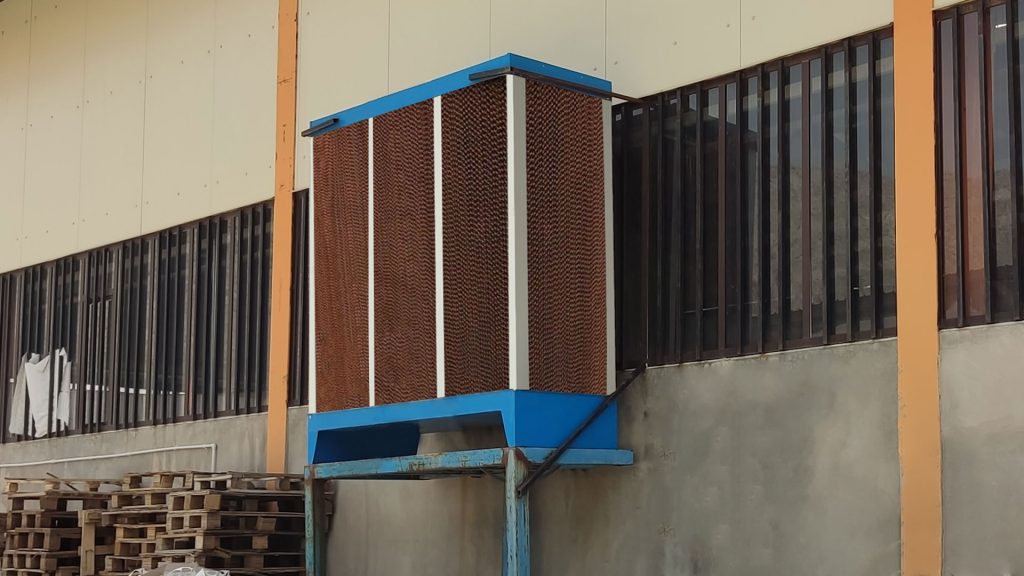 نصب کولر صنعتی آکسیال دیواری در سالن کارخانه